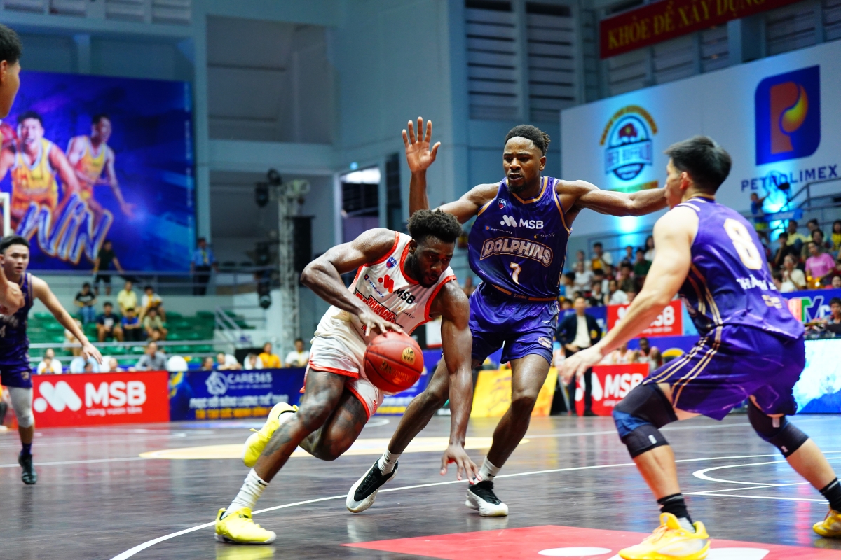 Nỗ lực của Karachi Edo (trắng) chỉ giúp Danang Dragons có ưu thế trong hiệp 1 (ảnh: VBA)