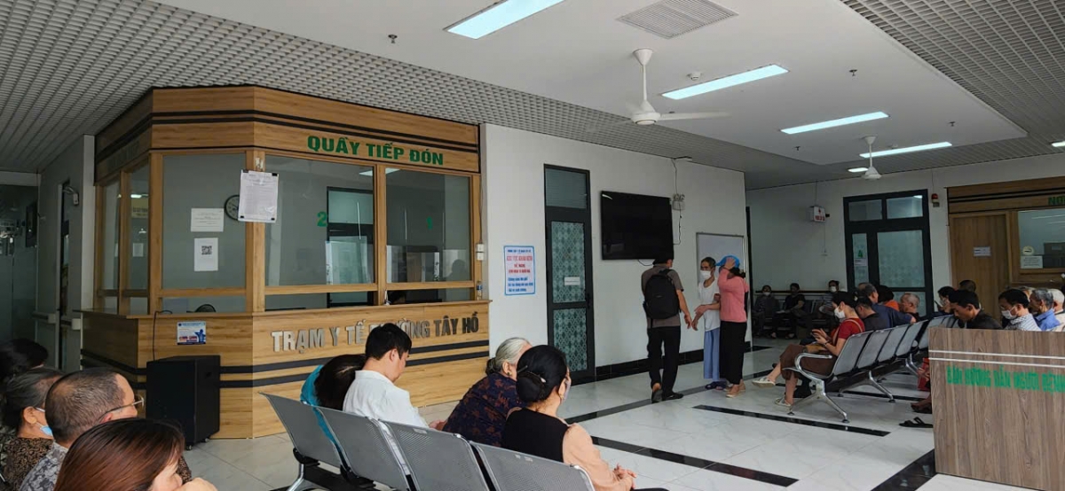 Người dân đến khám bệnh tại trạm y tế phường Tây Hồ. Ảnh: BVCC