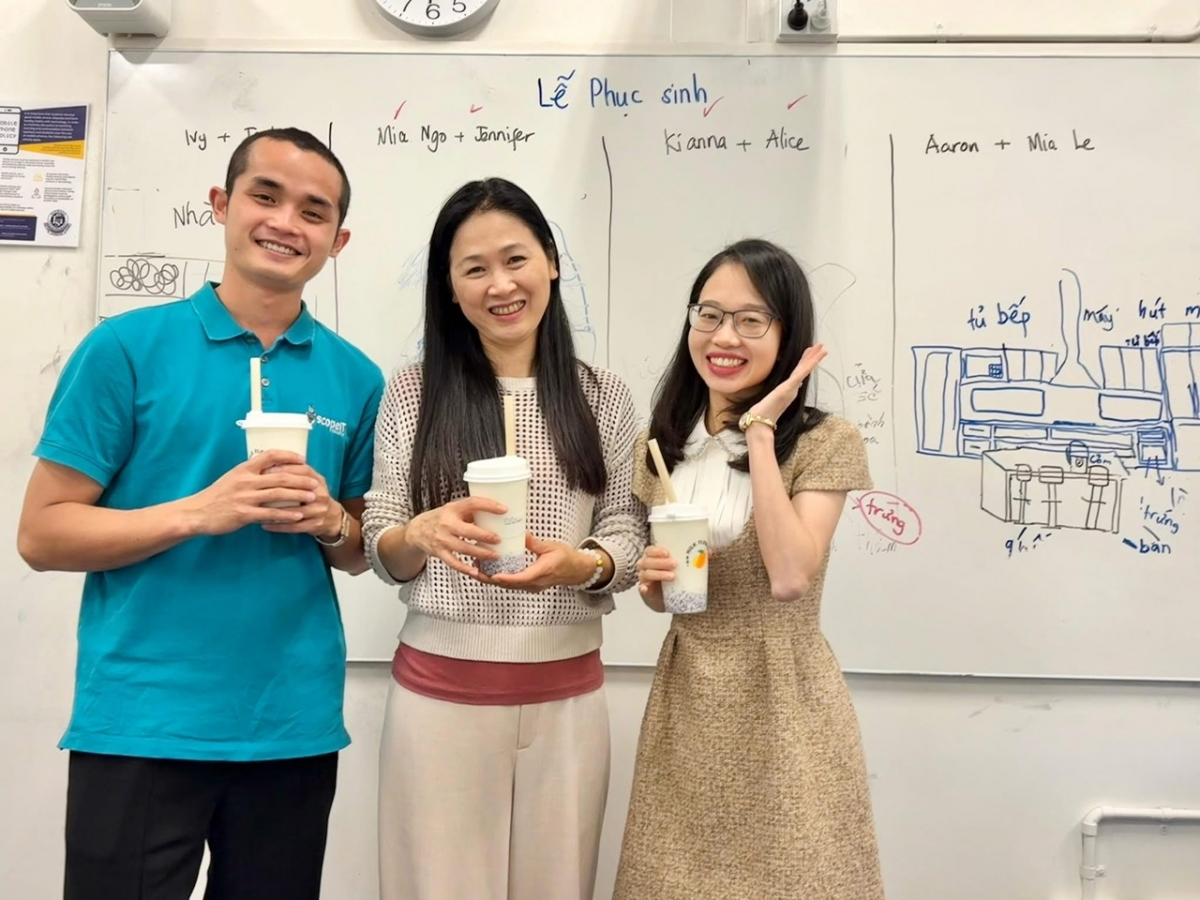 TS. Trần Hồng Vân, Hiệu trưởng Trường Việt ngữ VietSchool
(người đứng giữa cùng các thầy cô của VietSchool - Ảnh NVCC)