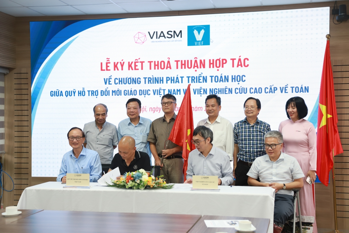 VIASM  ký kết với Quỹ Hỗ trợ đổi mới Giáo dục Việt Nam (VIEF) ( Ảnh: VIASM )