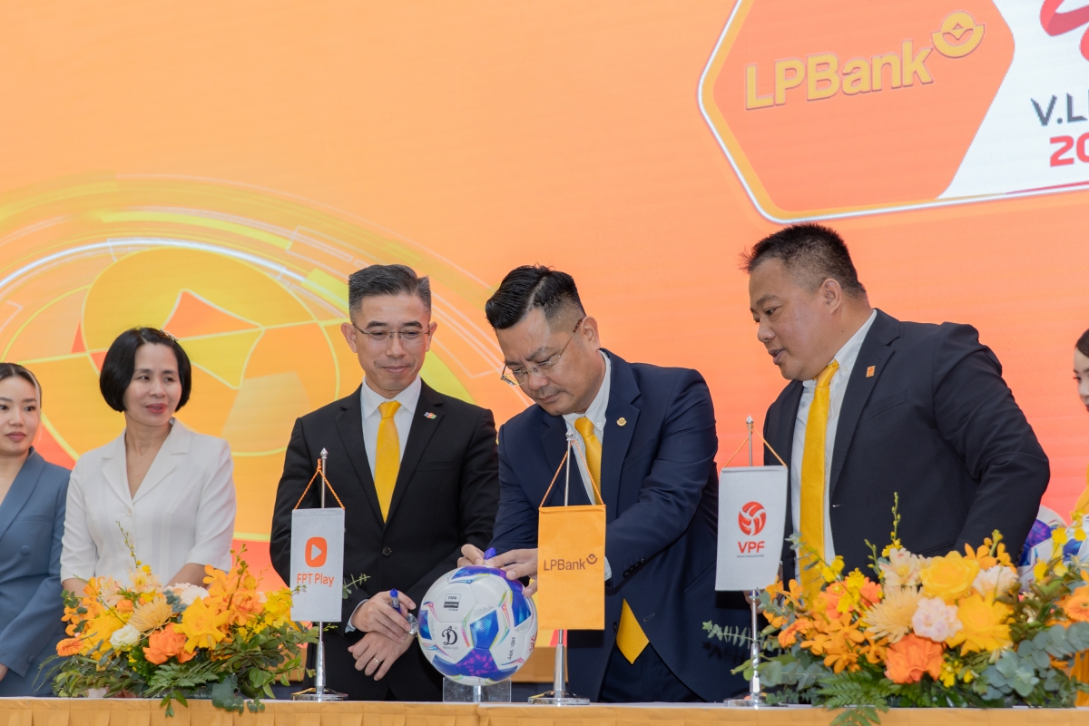 LPBank có năm thứ hai liên tiếp là nhà tài trợ của giải bóng đá VĐQG - V.League (ảnh: BTC)