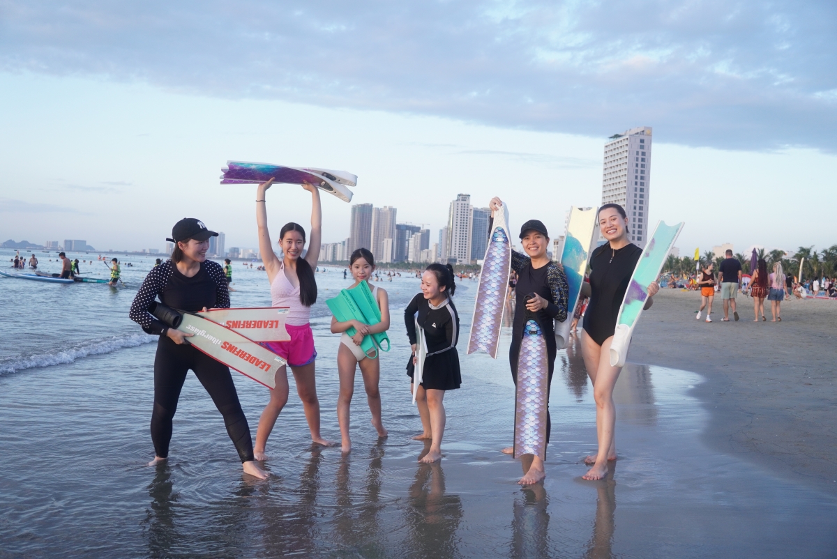 Khách hàng sẵn sàng cho hành trình "dạo chơi" dưới biển. Ảnh:NVCC
