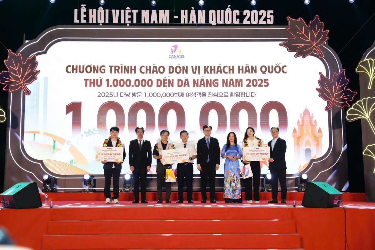 Các vị khách Hàn Quốc may mắn tại Lễ đón Vị khách Hàn Quốc thứ 1.000.000. Ảnh: BTC
