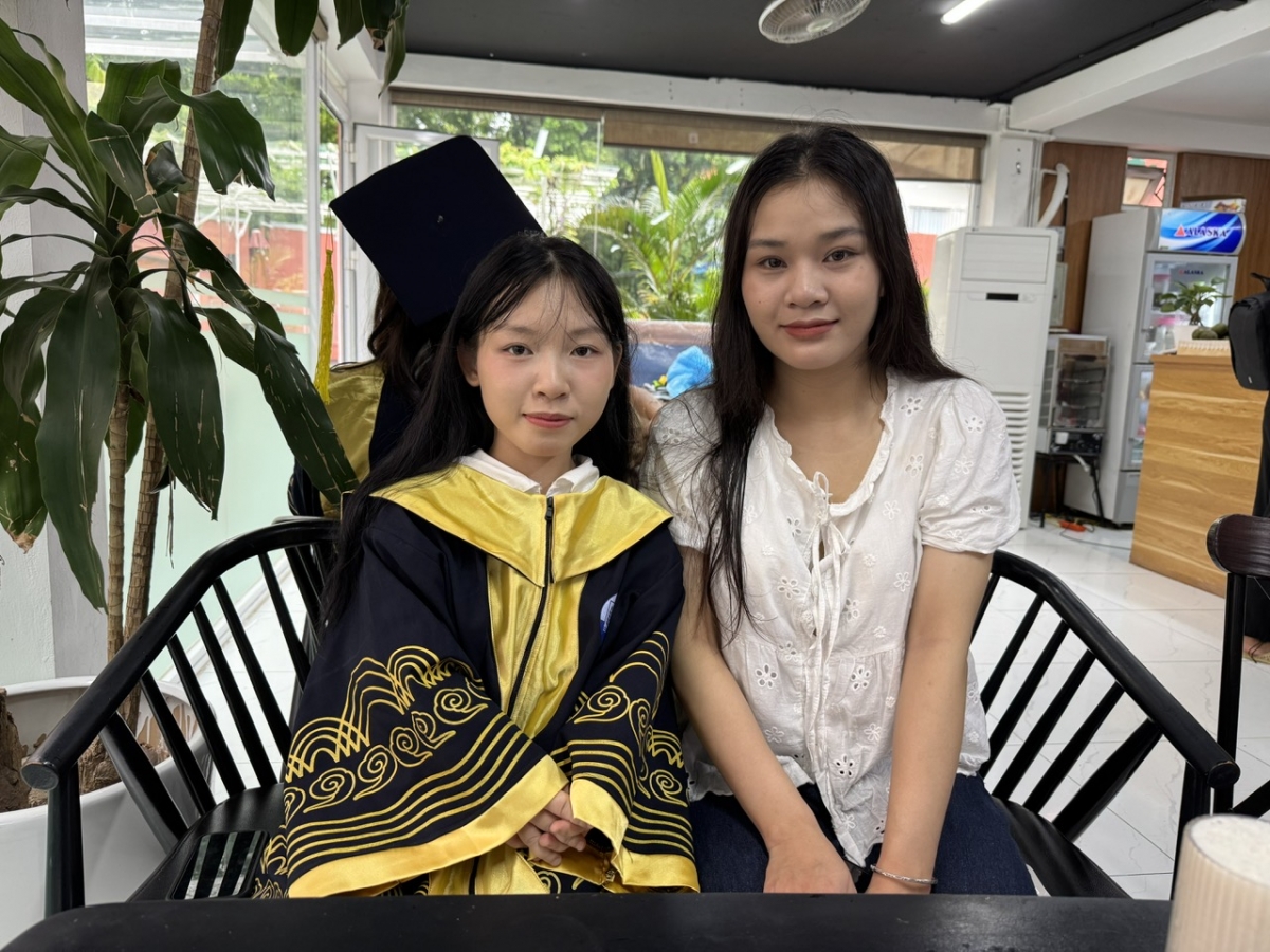 Nguyễn Mai Linh (áo trắng) luôn bên cạnh Phương suốt 4 năm học ĐH (Ảnh : Thu Lương)
