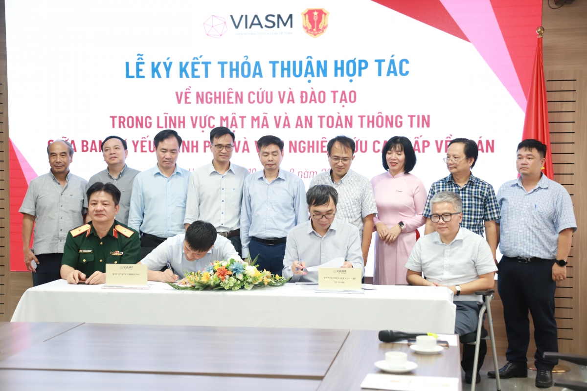 Ký kết giữa VIASM và Ban Cơ yếu Chính phủ (Ảnh: VIASM)