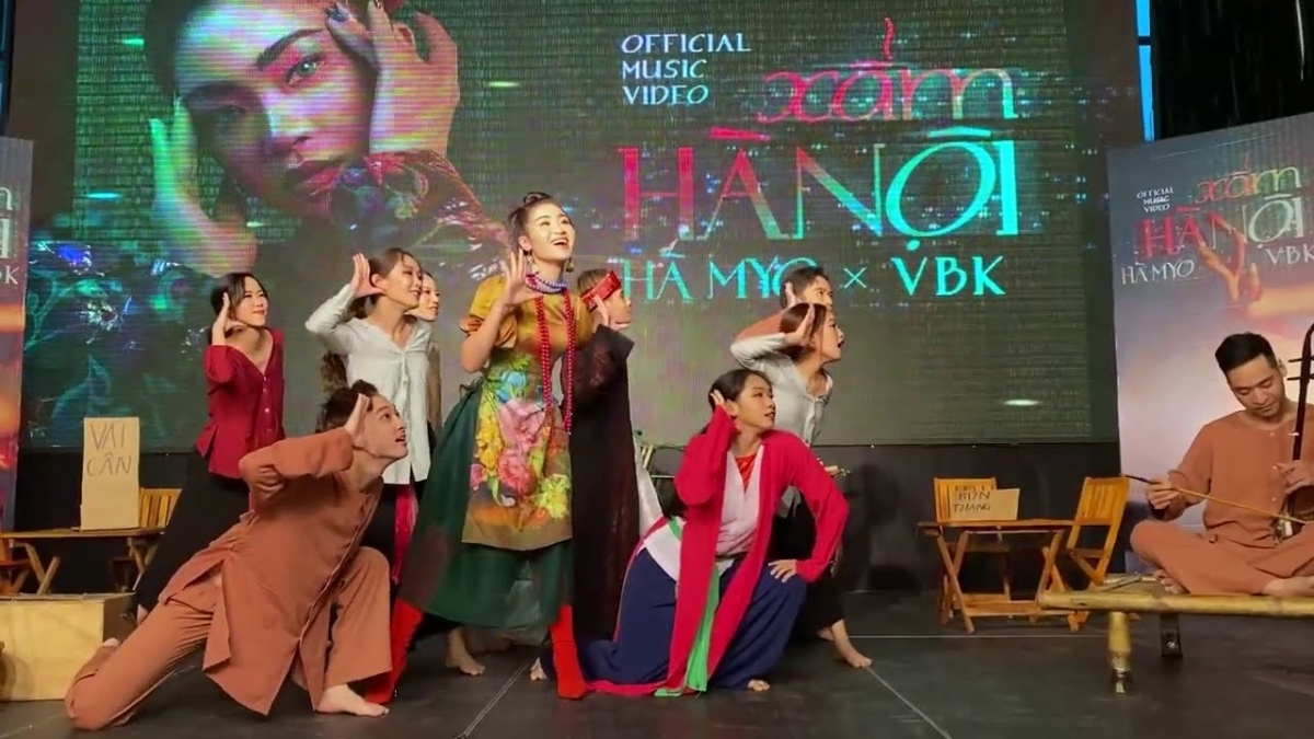 Xẩm Hà Nội của ca sĩ Hà Myo và nhà sản xuất âm nhạc Thế Phương VBK đã đưa bộ môn nghệ thuật dân gian độc đáo này tới gần với công chúng. Ảnh: tuoitre.vn