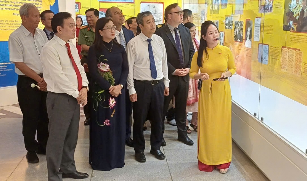 Các đại biểu tham quan trưng bày chuyên đề "Mùa thu Độc lập". Ảnh Tuấn Sơn