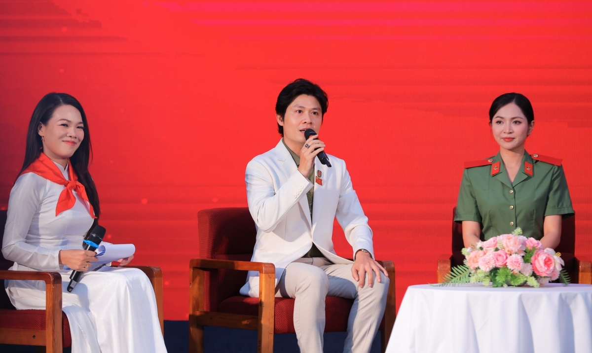 Nhạc sĩ Nguyễn Văn Chung (giữa) chia sẻ nguồn cảm hứng viết "Nguyện thề vì bình yên" tại lễ ra mắt MV. Ảnh: BTC