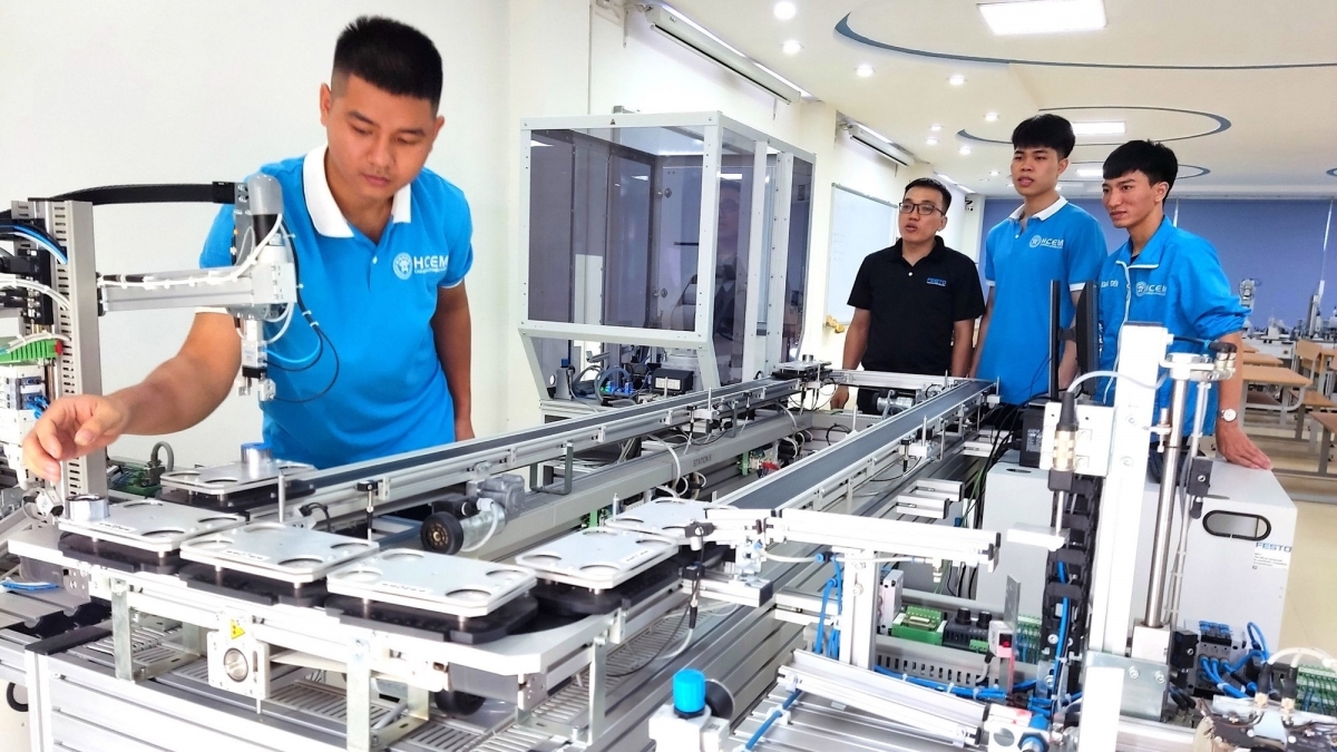 Sinh viên trường Cao đẳng Cơ điện Hà Nội thực hành (Ảnh: hcem)