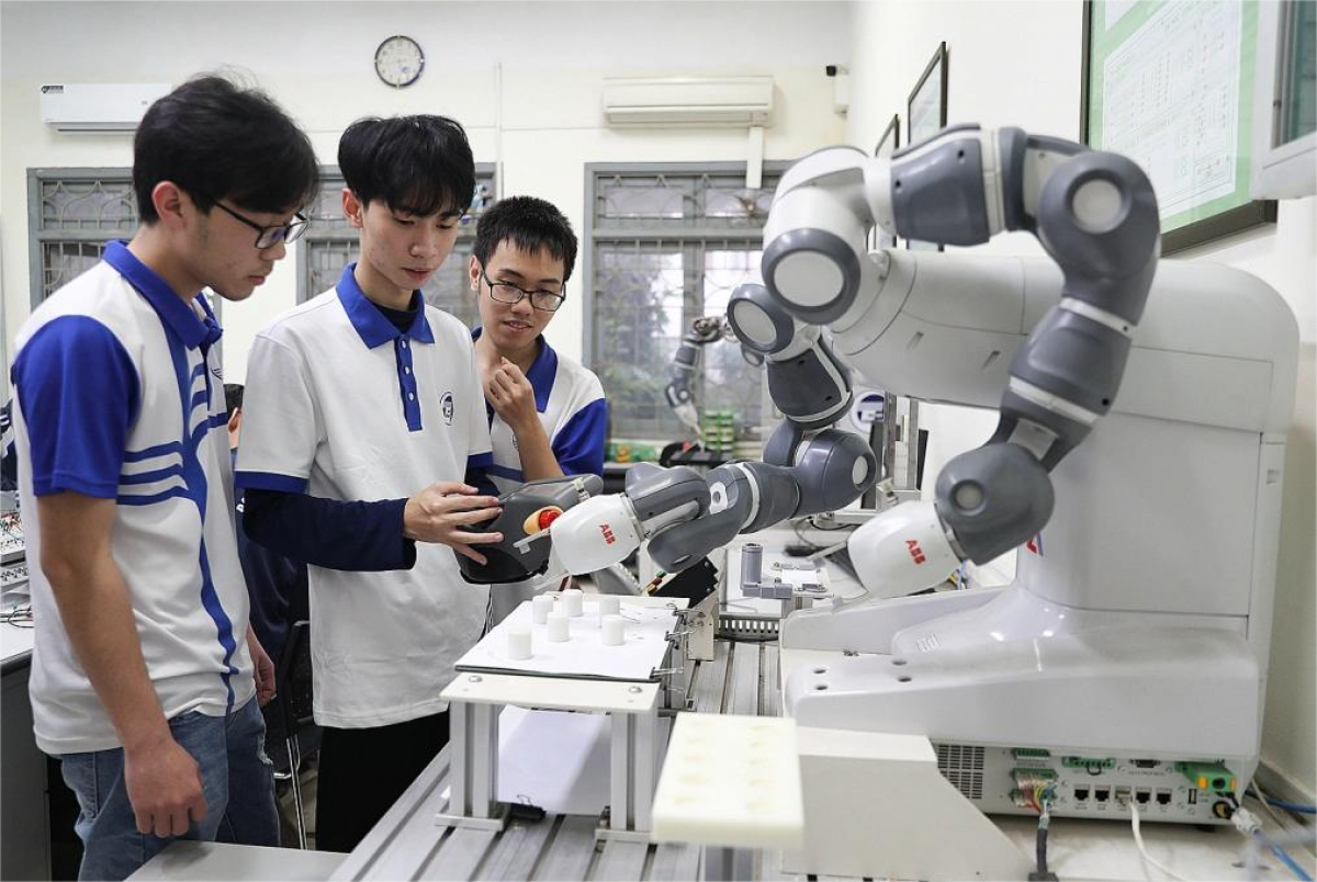 Sinh viên trường Đại học Công nghệ tham quan và học tập tại phòng thí nghiệm ở cơ sở Hoà Lạc (Ảnh: VNU)
