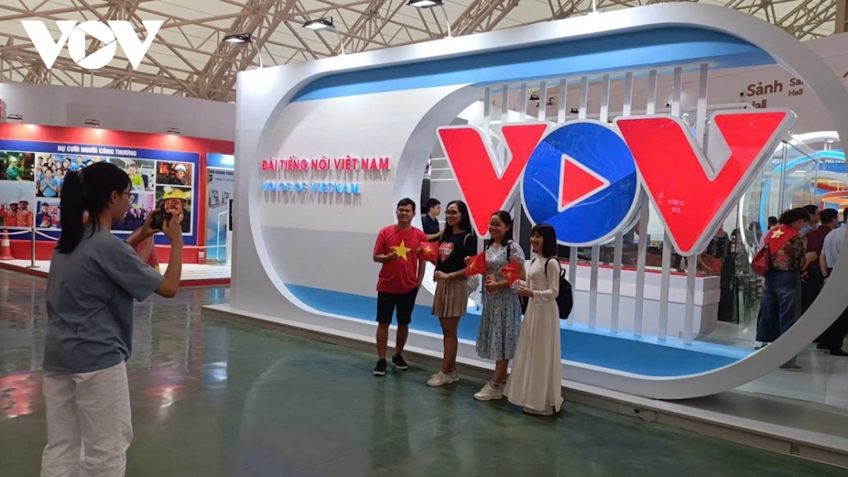 Người dân hào hứng check-in tại khu vực gian hàng