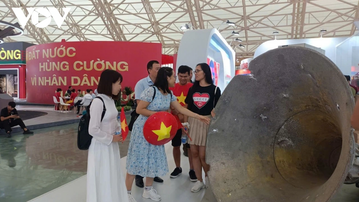 Người dân tới tham quan và tìm hiểu về các hiện vật trưng bày của Đài TNVN
