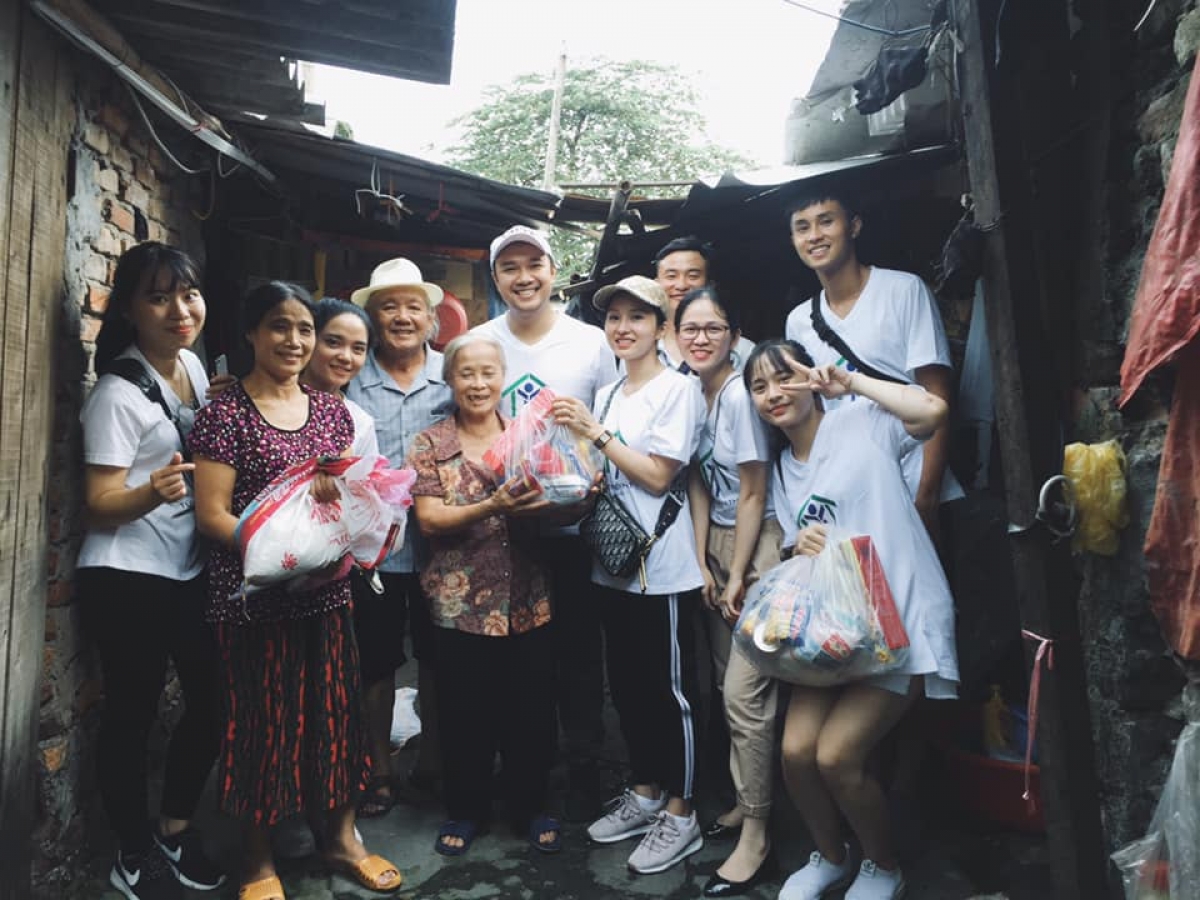 Anh Nguyễn Thành Trung và các tình nguyện viên mang gạo đến cho những gia đình cho hoàn cảnh khó khăn (Nguồn: Nhân vật cung cấp)