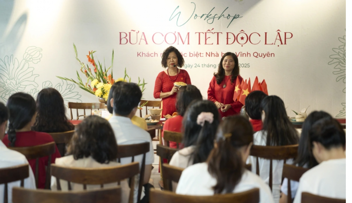 Nhà báo Vĩnh Quyên (bên trái) tại Workshop Bữa cơm Tết Độc lập. Ảnh: VOV.VN