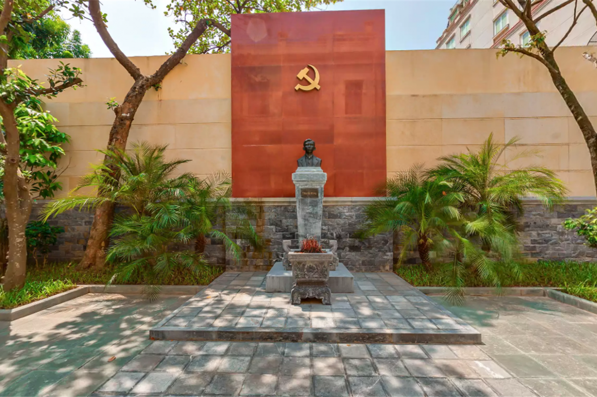 Tượng Tổng Bí thư Trần Phú tại địa chỉ đỏ 90 phố Thợ Nhuộm. Ảnh: myhanoi.vn