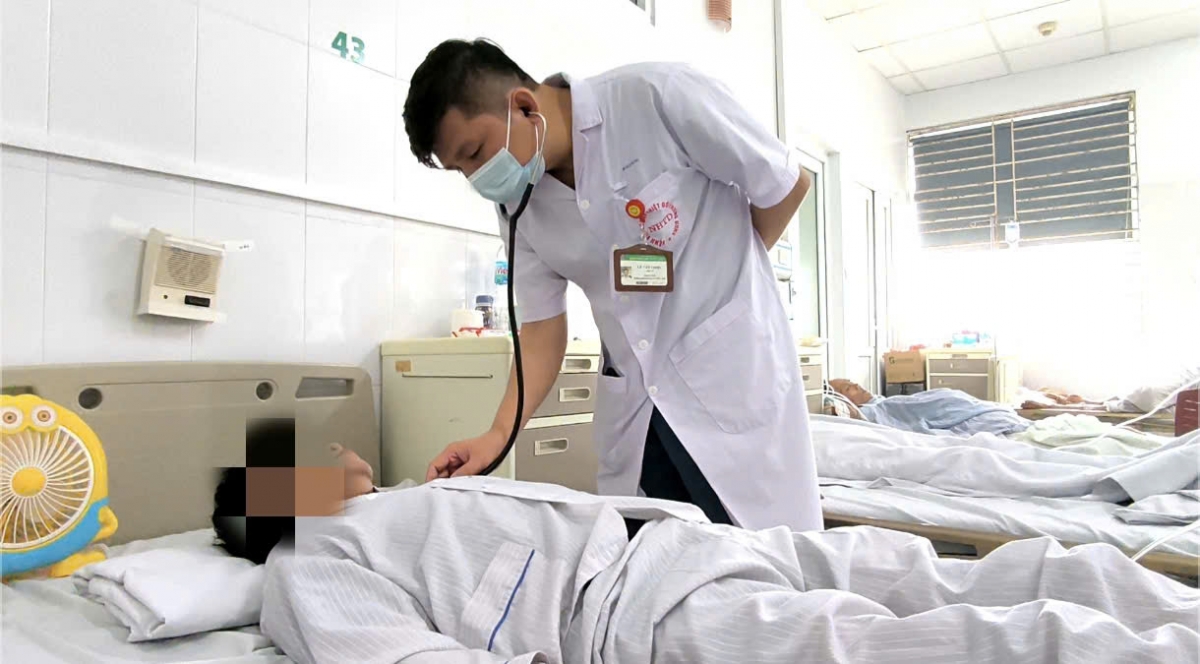 Bác sĩ Bệnh viện Bệnh nhiệt đới Trung ương thăm khám cho bệnh nhân nhiễm ký sinh trùng
 Ảnh: BVCC