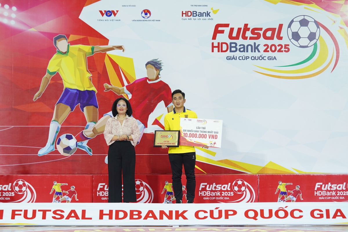 Nguyễn Lâm Gia Thọ (CLB Sài Gòn Titans) được vinh danh ở giải thưởng Cầu thủ ghi nhiều bàn thắng nhất.(Ảnh: BTC)