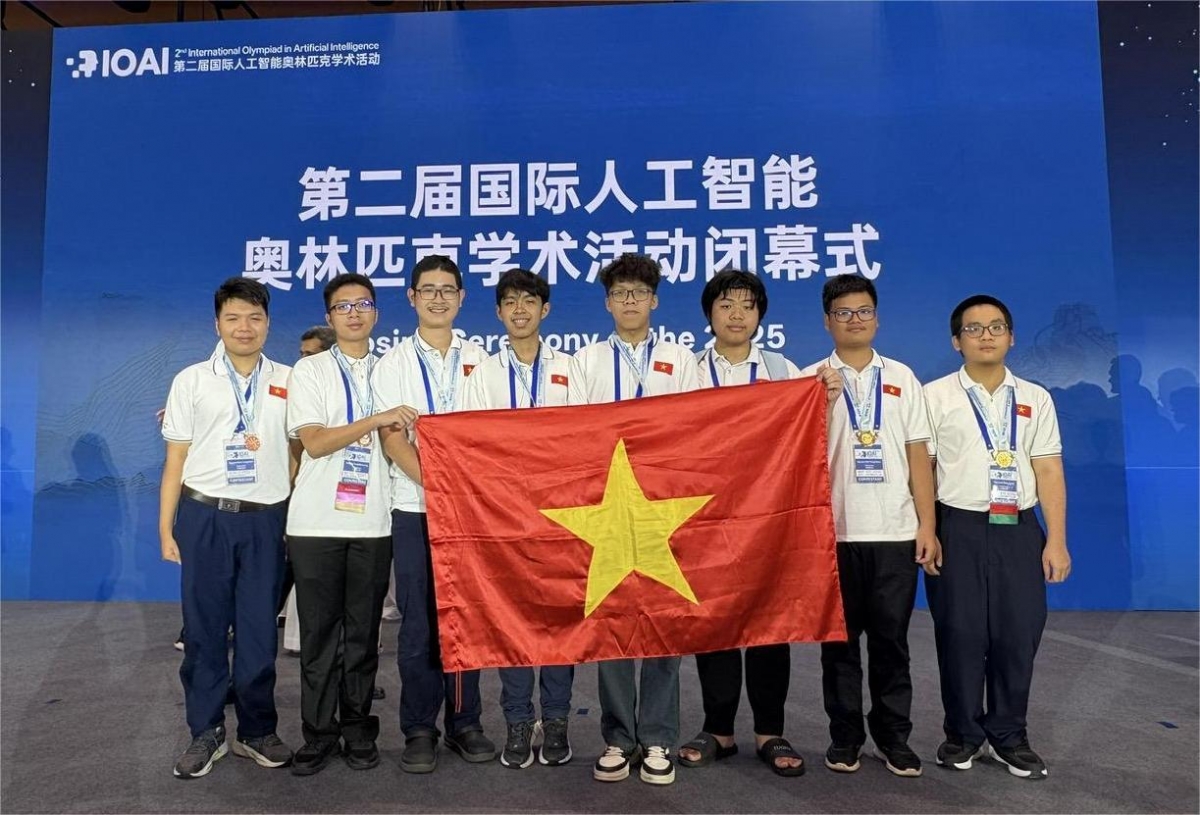 Đoàn IOAI Việt Nam 2025. Trái sang phải: Nguyễn Khắc Trung Kiên, Hoàng Công Bảo Long, Nguyễn Nhật Minh, Nguyễn Phú Nhân, Bùi Đàm Quân, Bùi Quang Nguyên, Nguyễn viết Trung Nhân, Nguyễn Hữu Tuấn (Ảnh: Moet)