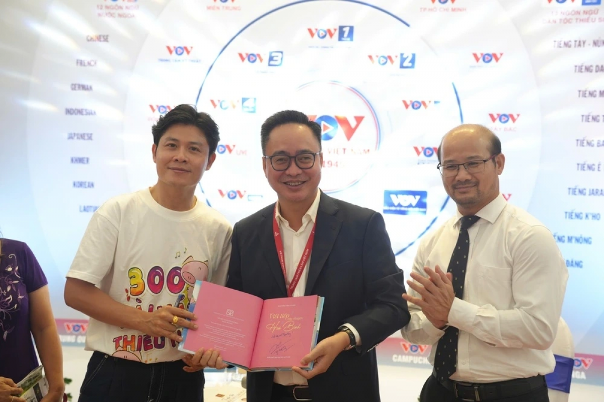 Nhạc sĩ Nguyễn Văn Chung ký tặng sách Phó Tổng Giám đốc VOV Phạm Mạnh Hùng