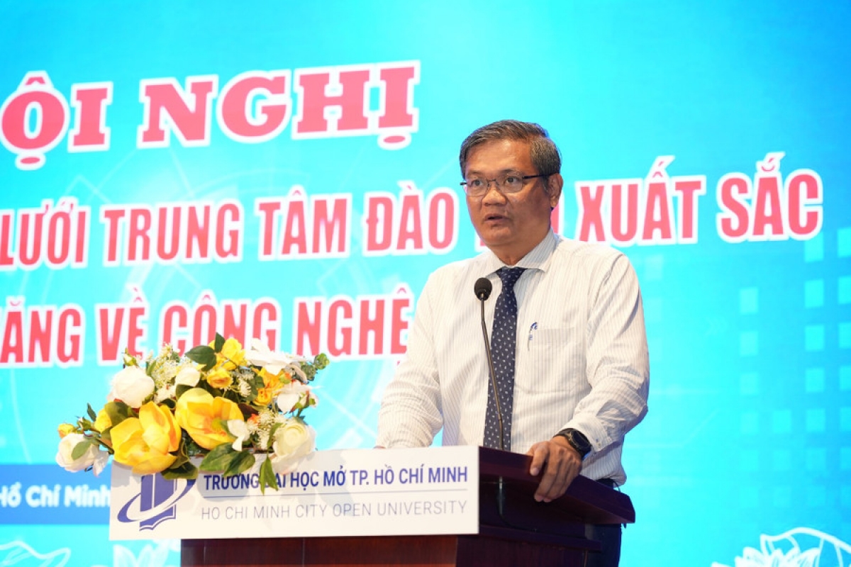 GS.TS Nguyễn Minh Hà, Hiệu trưởng Trường Đại học Mở TPHCM phát biểu tại hội nghị. Ảnh: HCMOU