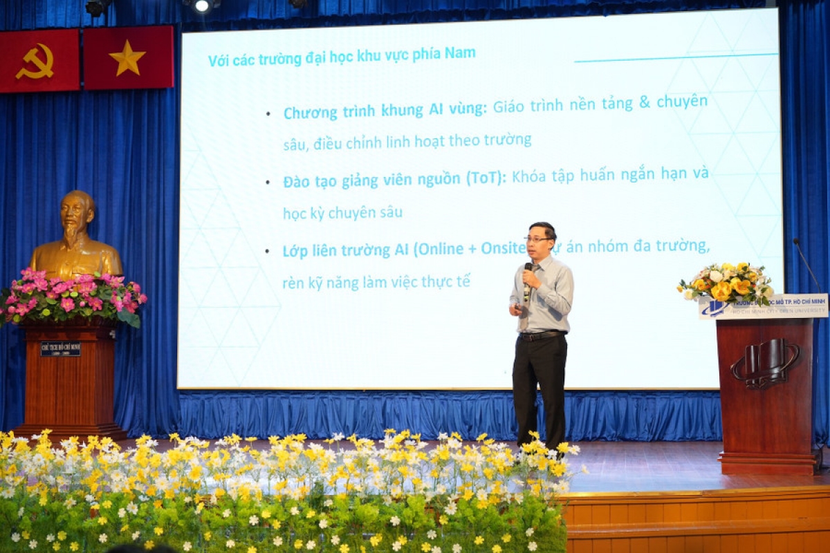 PGS.TS Trần Ngọc Thịnh, Trường Đại học Bách khoa (Đại học Quốc gia TPHCM) trình bày tham luận. Ảnh: HCMOU