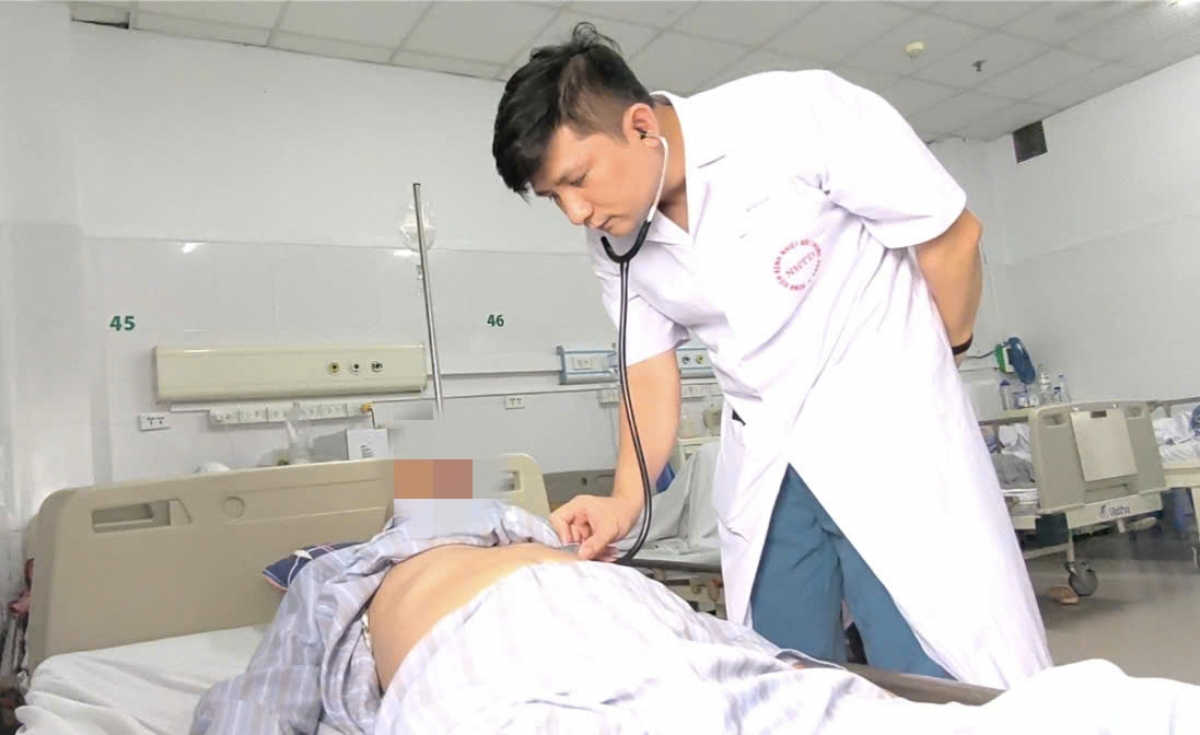 Ông T.V.N trong những ngày nằm tại Khoa Nhiễm khuẩn tổng hợp (Ảnh: BVCC)