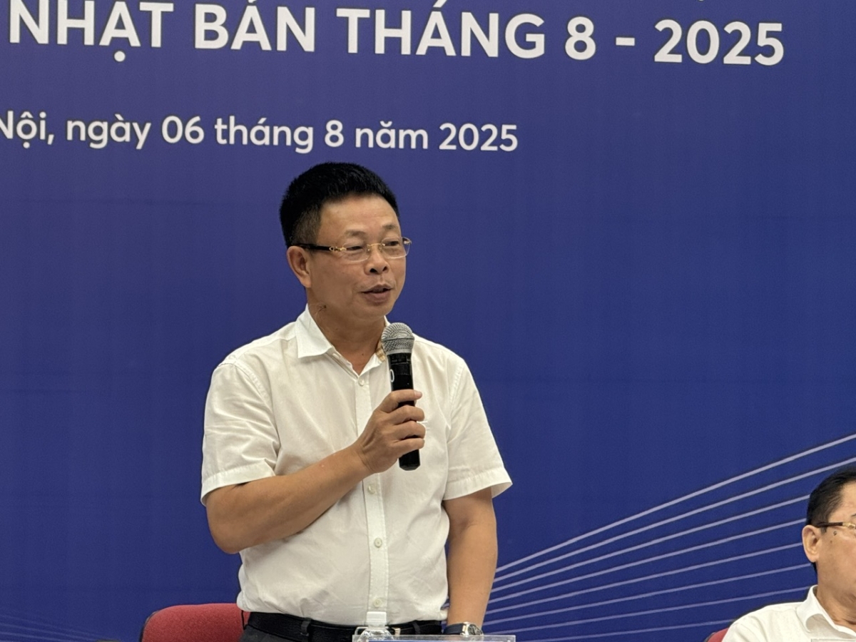 Nhà báo Phùng Công Sưởng – Tổng Biên tập báo Tiền Phong chia sẻ tại buổi giao lưu
(Ảnh: Thu Lương)