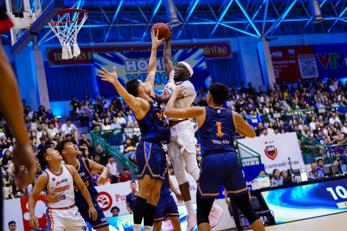 Tamyrik Fields (trắng) mang về 33 điểm trong chiến thắng thứ 14 liên tiếp của Hanoi Buffaloes (ảnh: VBA)