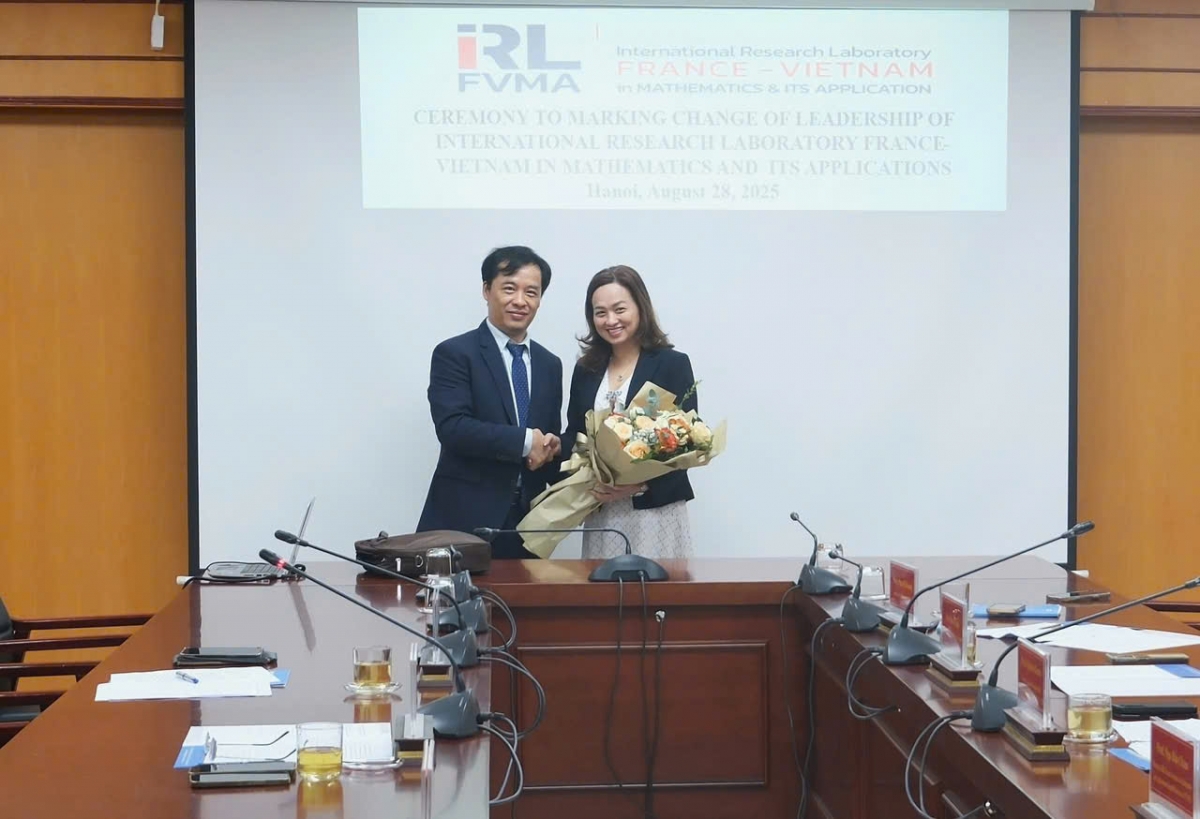 GS.VS. Lê Trường Giang, Phó Chủ tịch Viện Hàn lâm KHCN Việt Nam chúc mừng tân Giám đốc IRL-FVMA (Ảnh : Viện HLKHCN Việt Nam)