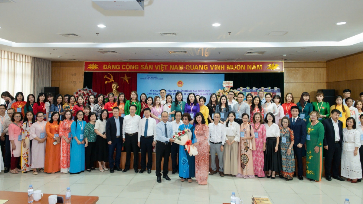 Lớp tập huấn giáo viên Việt kiều tại Hà Nội năm 2025 thu hút đông đảo thầy cô về nước tham gia (Ảnh: UBNVONN)