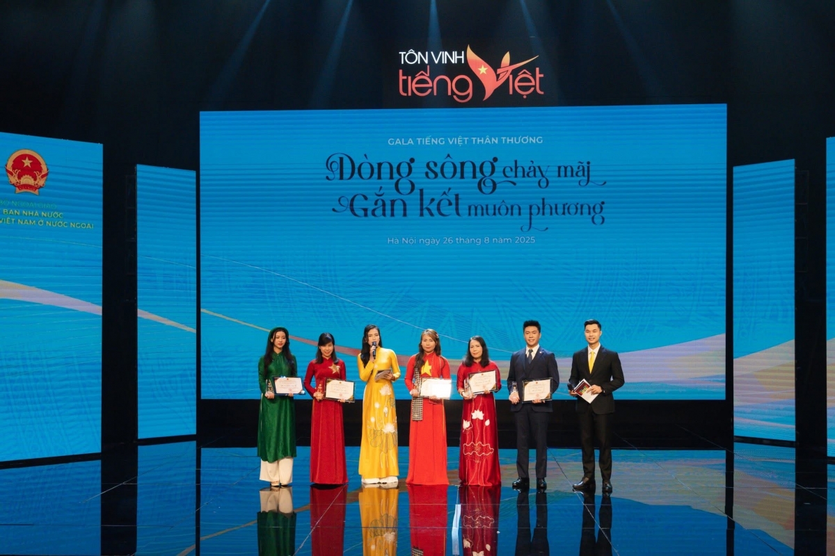 Thầy Nguyễn Duy Anh (Thứ hai từ phải ảnh) trở thành 1 trong 6 gương mặt đại diện Việt kiều từ khắp các châu lục được vinh danh "Sứ giả tiếng Việt 2025". Ảnh: NVCC