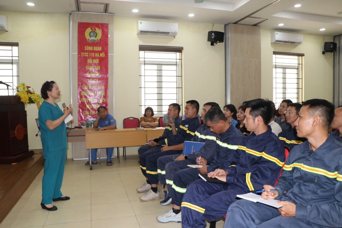 Những bài giảng đầu tiên của các chuyên gia y tế cho các học viên (Ảnh: Trường ĐH Y dược)