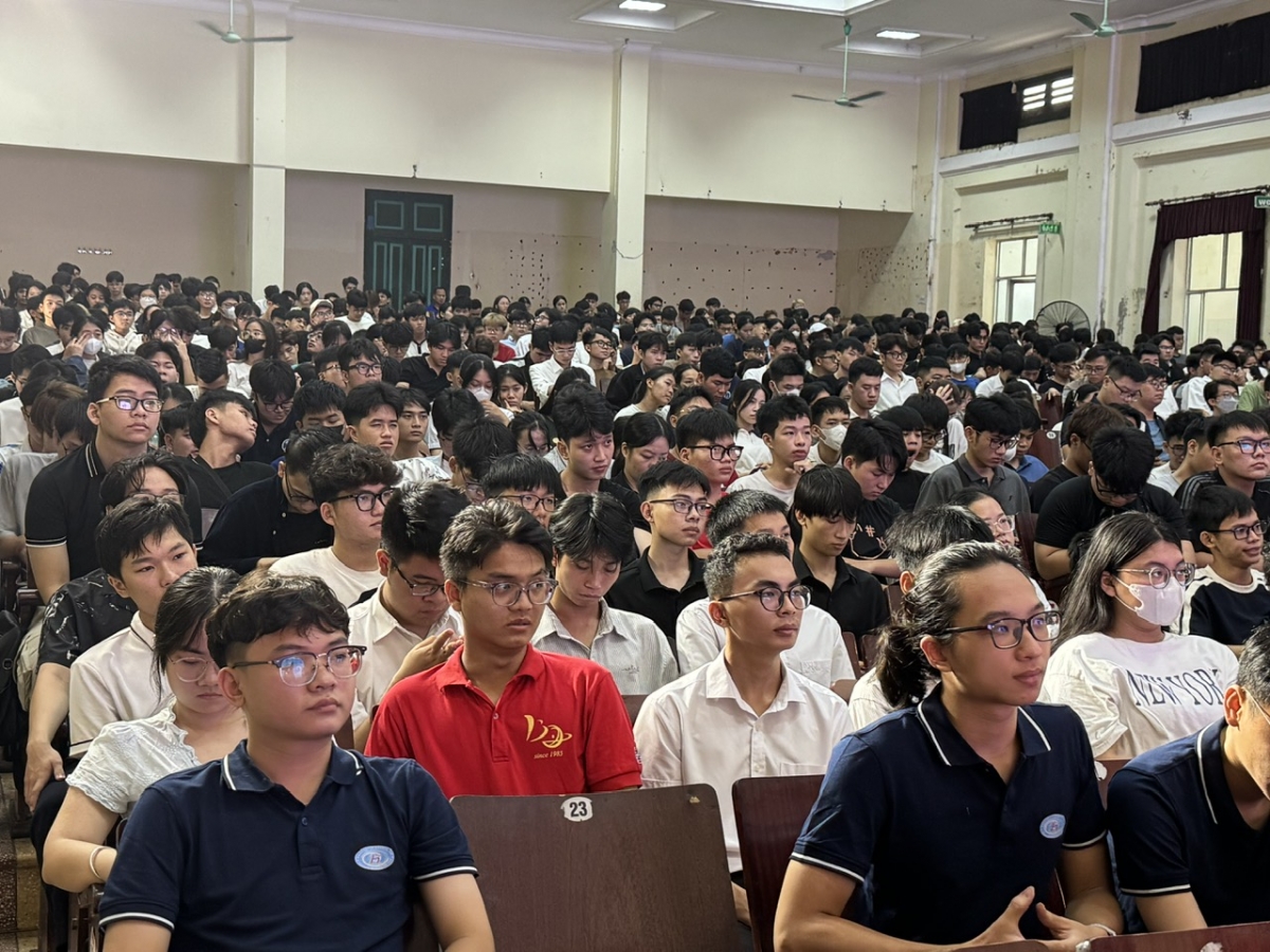 Những tân sinh viên khoa vật lý và các sinh viên được nhận giải thưởng Nguyễn Hoàng Phương
(Ảnh: Thu Lương)