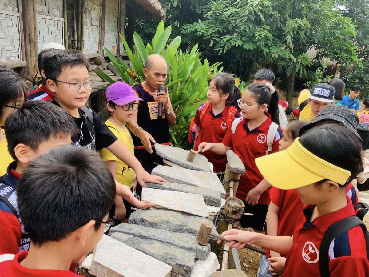 Học sinh hào hứng tìm hiểu về văn hóa của đồng bào dân tộc thiểu số. Ảnh: LVHCDTVN