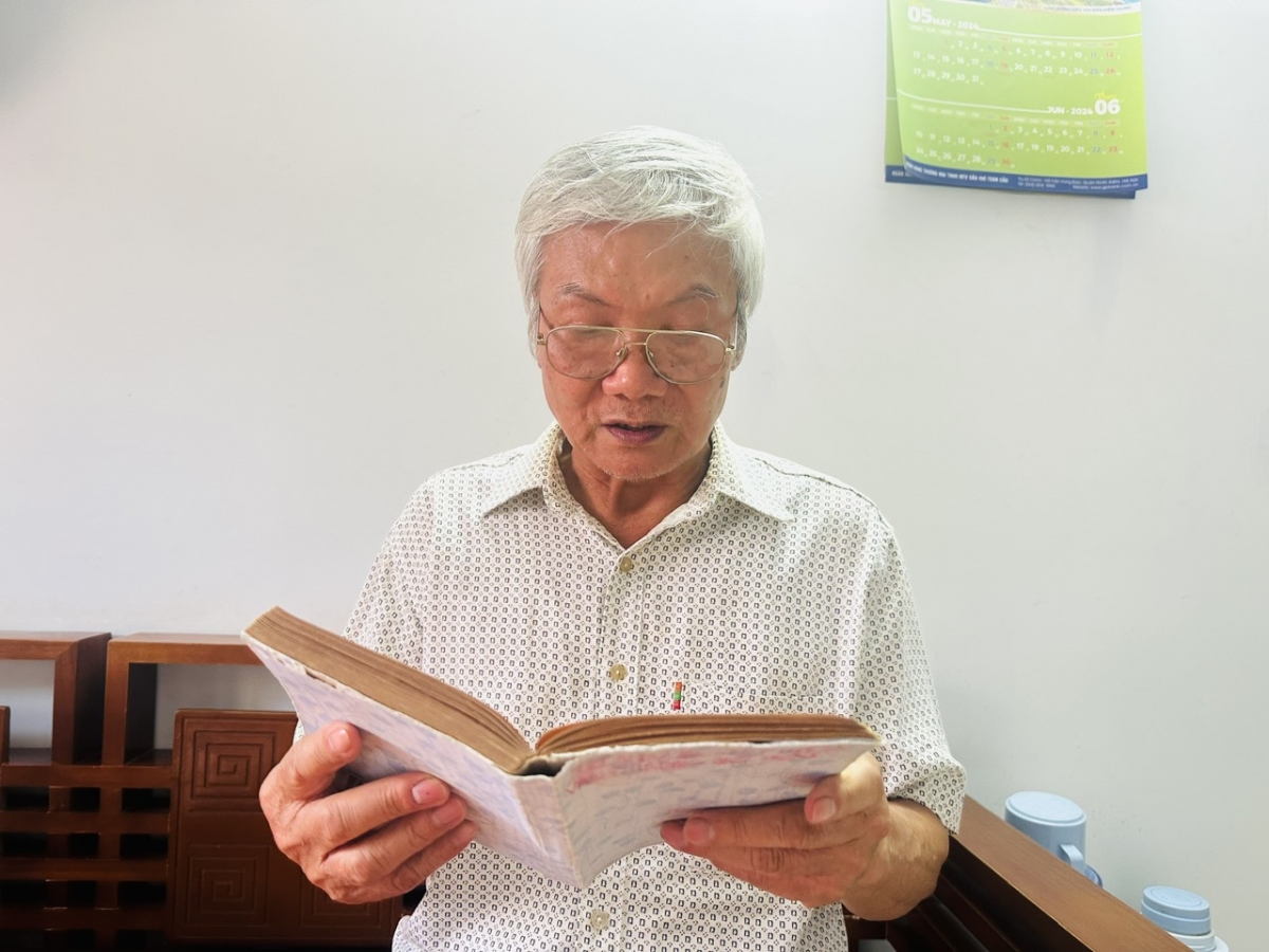 "Triệu triệu thính giả đang nghe chúng ta đọc" - một câu đấy thôi nhắc nhở nhiều lắm về lương tâm nghề nghiệp của mình"- Phát thanh viên, NSƯT Việt Hùng (Ảnh: Đỗ Hà)