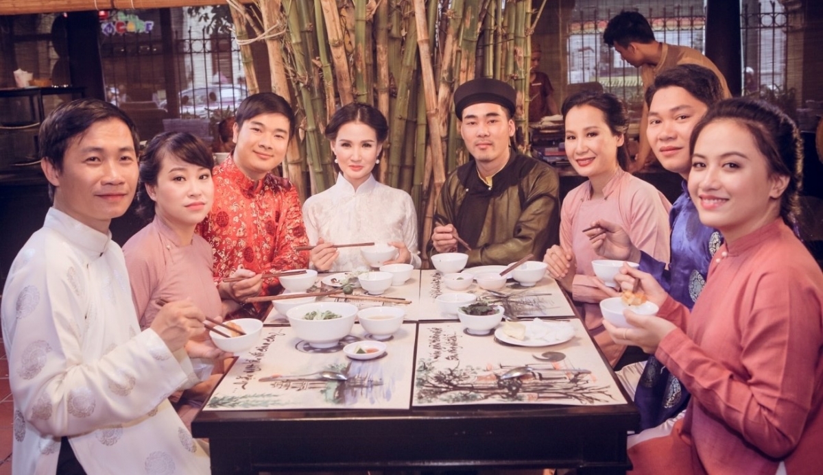 Nhạc sỹ Nguyễn Quang Long (ngoài cùng bên trái) trong video "Tứ vị Hà Thành". Ảnh NVCC