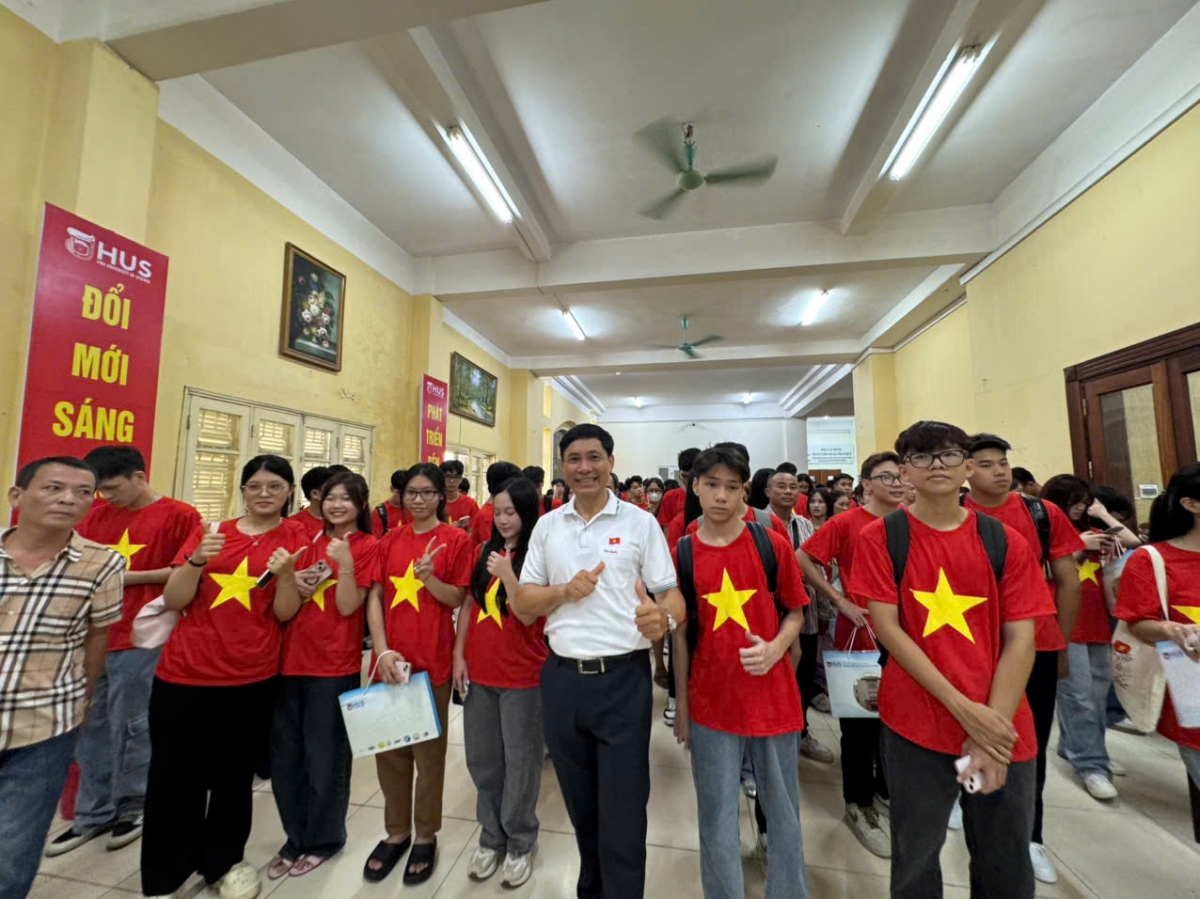 PGS.TS Phạm Quang Tuấn,
Chủ tịch Hội đồng khoa học và đạo tạo khoa Địa lý và các tân sinh viên khoa Địa lý (Ảnh: Thu Lương)
