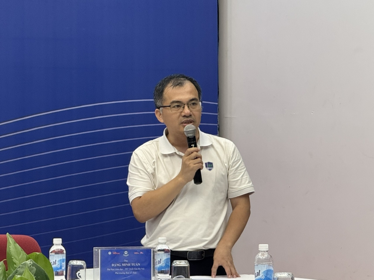 Thầy giáo Đặng Minh Tuấn - giảng viên trường ĐH Giáo dục (ĐHQGHN) người đào tạo thí ính tham dự AIMO (Ảnh : Thu Lương)