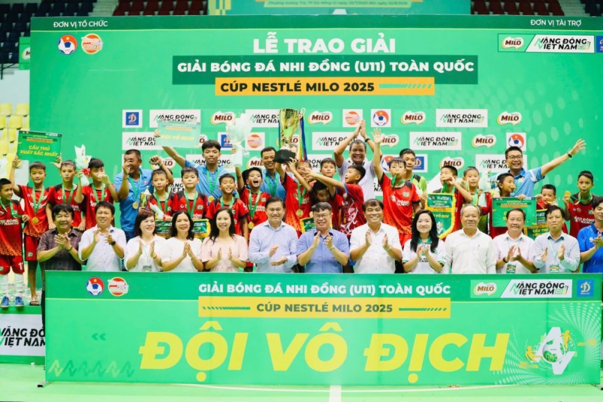 Các cầu thủ Hưng Yên vô địch giải bóng đá Nhi đồng toàn quốc 2025 (ảnh: VFF)