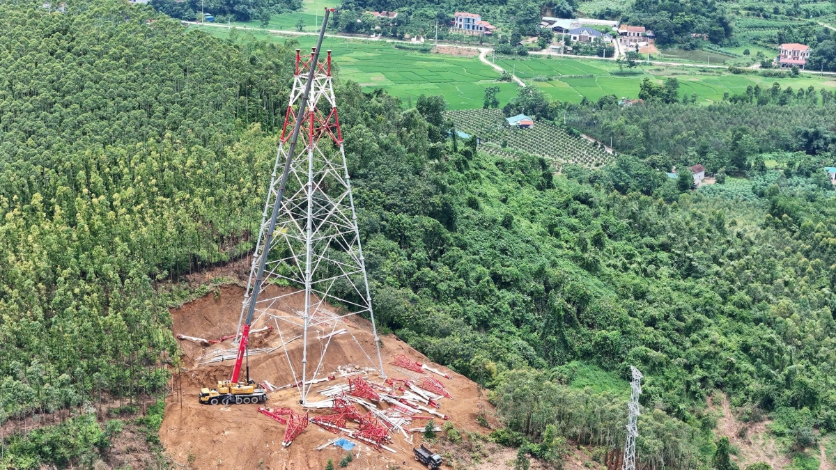UAV hỗ trợ đắc lực cho công tác kiểm tra giám sát đường dây tại các vị trí có địa hình phức tạp (Ảnh: Mạnh Hùng)