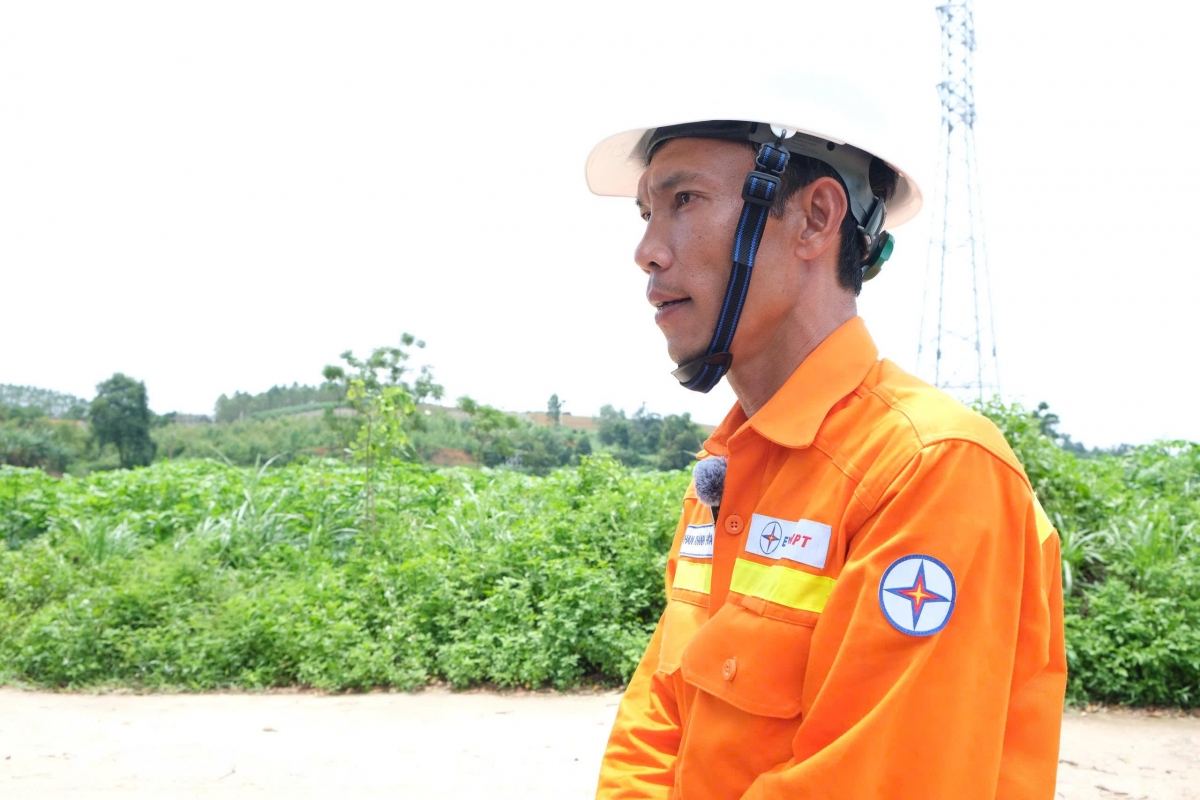 Anh Phan Khánh Hòa - đội Truyền tải điện Nghệ An (Ảnh: Mạnh Hùng)