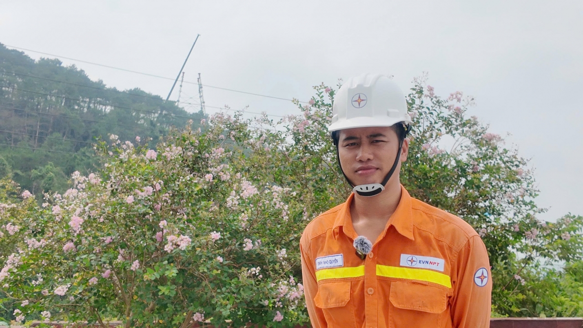 A Đinh Nho Quyền - đội Truyền tải điện Nghệ An được điều động thực hiện bay Flycam kiểm tra giám sát đường dây 500kV Lào Cai - Vĩnh Yên (Ảnh: Mạnh Hùng)