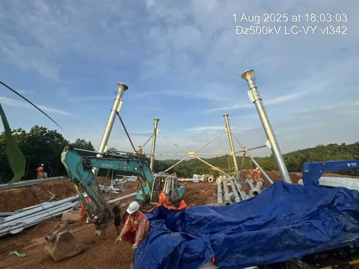 Vị trí 342 đường dây 500kV Lào Cai - Vĩnh Yên do đội Truyền tải điện Hà Tĩnh thi công (Ảnh: Mạnh Hùng)