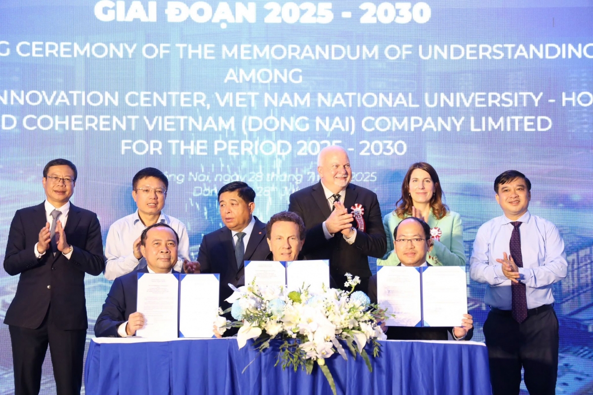 ĐHQGTPHCM, NIC và COHERENT ký kết thỏa thuận hợp tác nhân lực ngành CN bán dẫn và đổi mới sáng tạo (Ảnh trên trang FB của ĐHQGTPHCM )