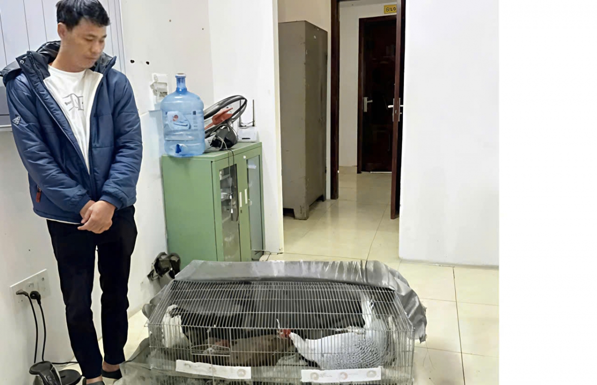 Bị cáo Thái Khắc Thành bên tang vật. Ảnh: Công an cung cấp