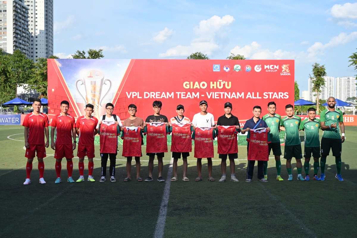 Nhiều hoạt động thiện nguyện đã được tổ chức cùng trận Showmatch (ảnh: Vietfootball)