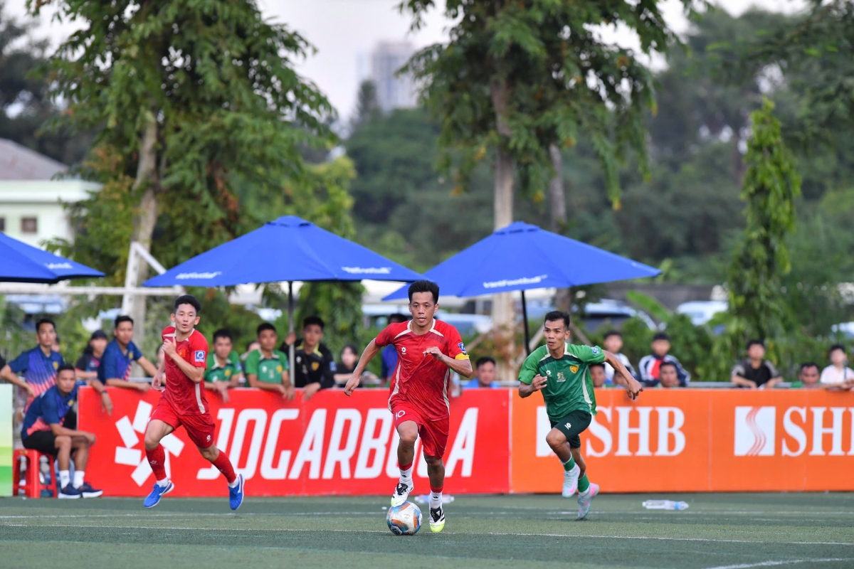 Cựu tuyển thủ Văn Quyết ra sân trong màu áo Vietnam All Stars (ảnh: Vietfootball)