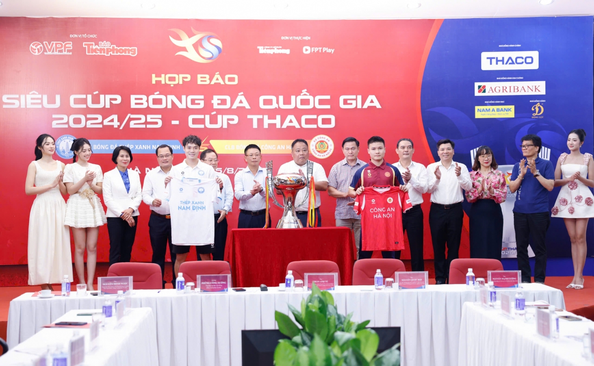 Cầu thủ hai đội giới thiệu mẫu áo đấu trong trận tranh Siêu cúp Quốc gia 2024 - 2025 (ảnh: BTC)