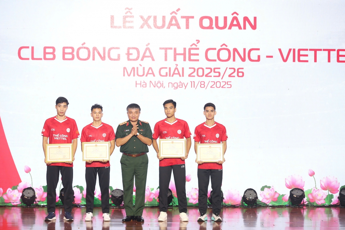 Các tuyển thủ U23 Việt Nam đang khoác áo CLB nhận bằng khen của Bộ Quốc phòng (ảnh: CLB)