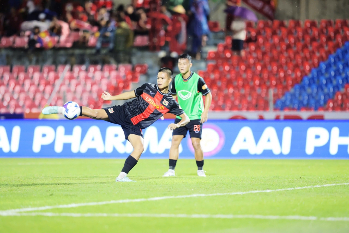 Tân binh Trần Thành Trung (trái) trong màu áo CLB Ninh Bình thi đấu tại LPBank V.League 1- 2025/26. (Ảnh VFF)